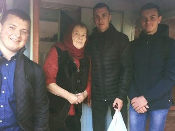 Ковельські студенти роздали одиноким бабусям продуктові набори