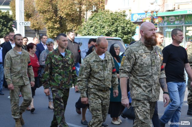 «Був сміливим, добрим і завжди допомагав»: у Луцьку попрощалися з Героєм Юрієм Лавренчуком. ФОТОРЕПОРТАЖ