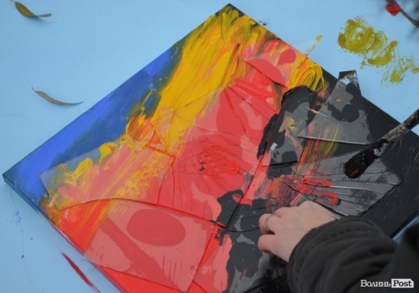 На луцькому Євромайдані – акція художників. ФОТО