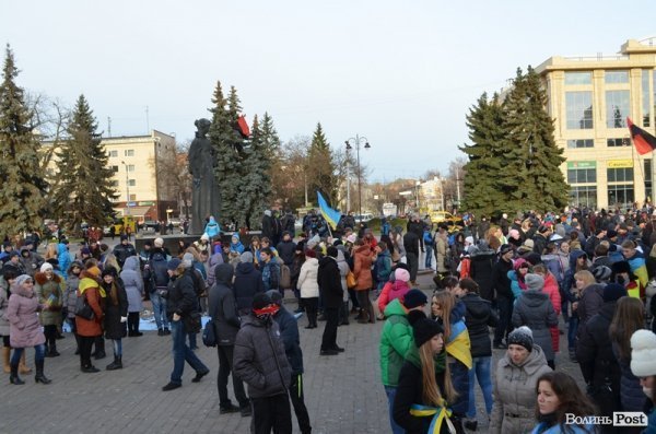 На луцькому Євромайдані – акція художників. ФОТО