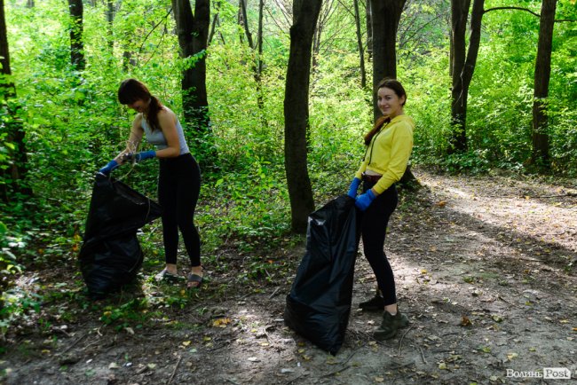 «Ми можемо прибрати, а ви хоча б не смітіть»: як у Луцьку розчищали парк на Потебні