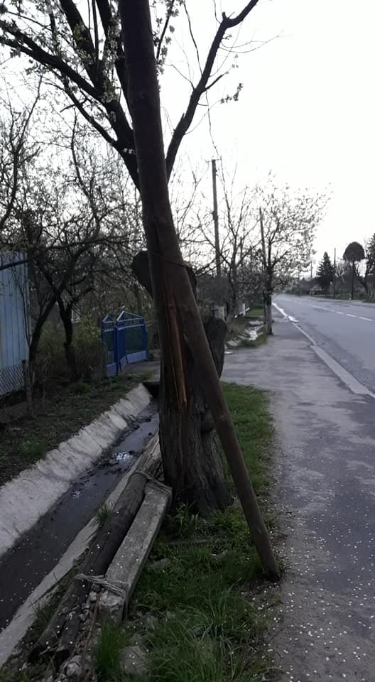 Може впасти комусь на голову: у місті на Волині після аварії не відремонтували стовпа