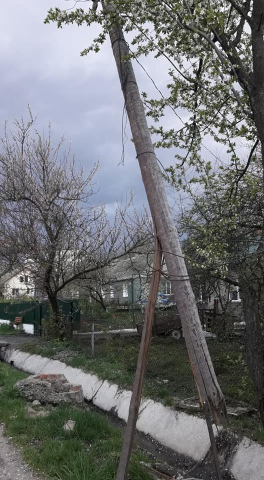 Може впасти комусь на голову: у місті на Волині після аварії не відремонтували стовпа