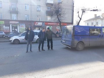У Луцьку на Ковельській ВАЗ «поцілував» буса. ФОТО