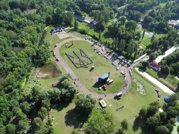 На «Бандерштаті» молодь збудувала зі своїх тіл тризуб. ФОТО