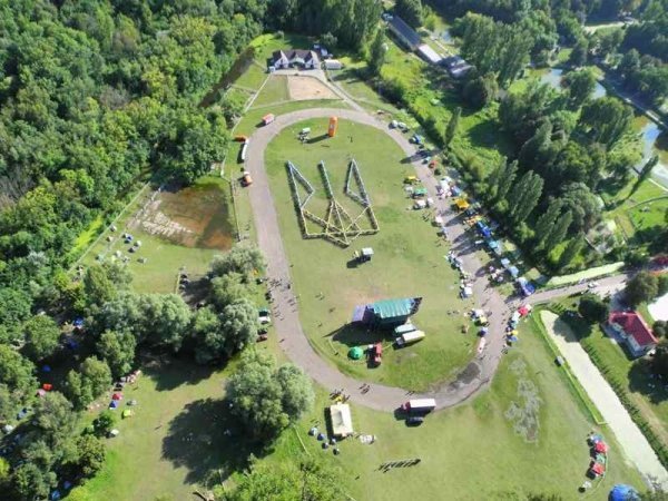 На «Бандерштаті» молодь збудувала зі своїх тіл тризуб. ФОТО