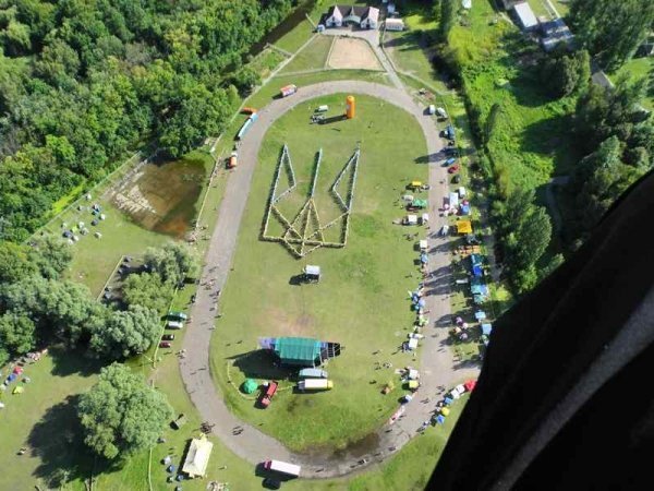 На «Бандерштаті» молодь збудувала зі своїх тіл тризуб. ФОТО