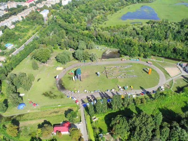 На «Бандерштаті» молодь збудувала зі своїх тіл тризуб. ФОТО