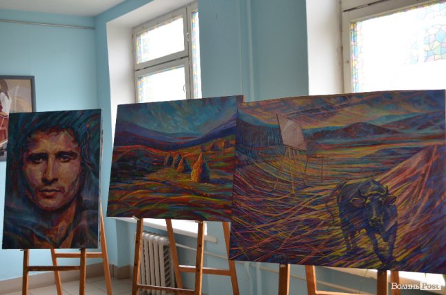 «Надихає саме життя»: у Луцьку відкрили яскраву виставку картин. ФОТО
