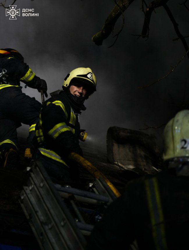 У Луцьку горіла хата-пустка. ФОТО