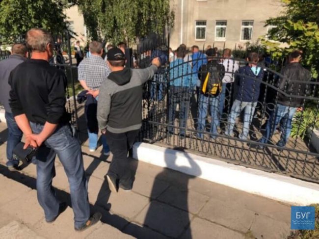 Палять шини та грюкають касками: біля ДП «Волиньвугілля» мітингують гірники. ВІДЕО