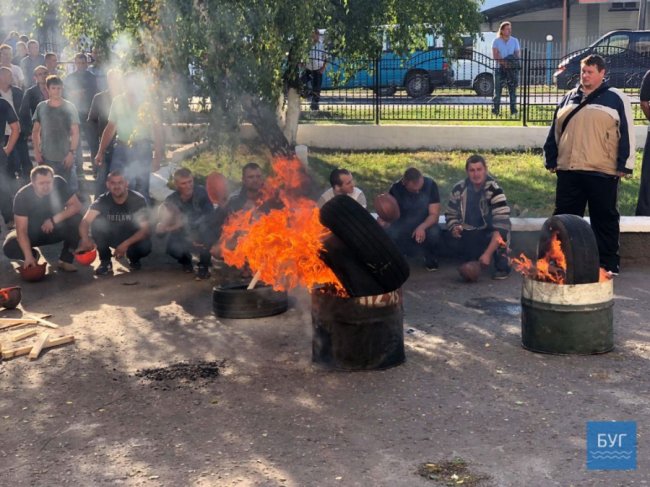 Палять шини та грюкають касками: біля ДП «Волиньвугілля» мітингують гірники. ВІДЕО
