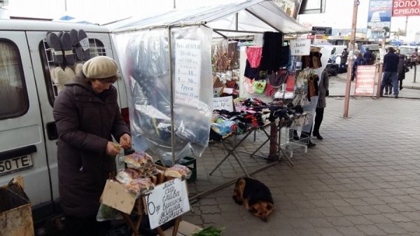 У Луцьку правоохоронці припинили стихійну торгівлю. ФОТО