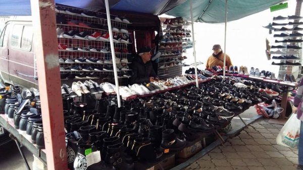 У Луцьку правоохоронці припинили стихійну торгівлю. ФОТО