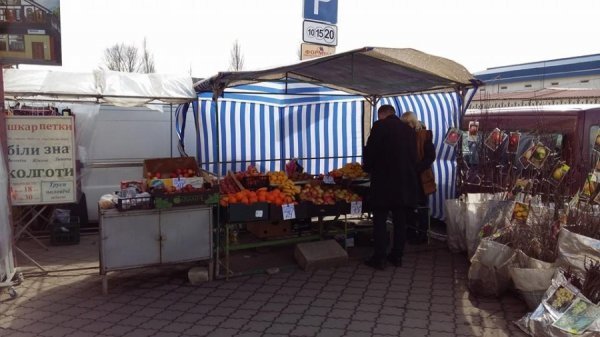 У Луцьку правоохоронці припинили стихійну торгівлю. ФОТО