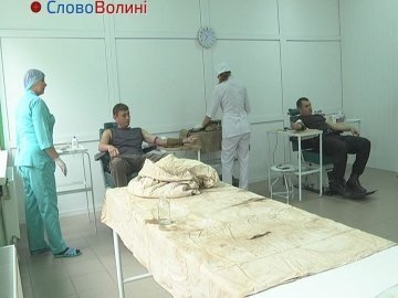Як міліціонери Волині здавали кров. ВІДЕО
