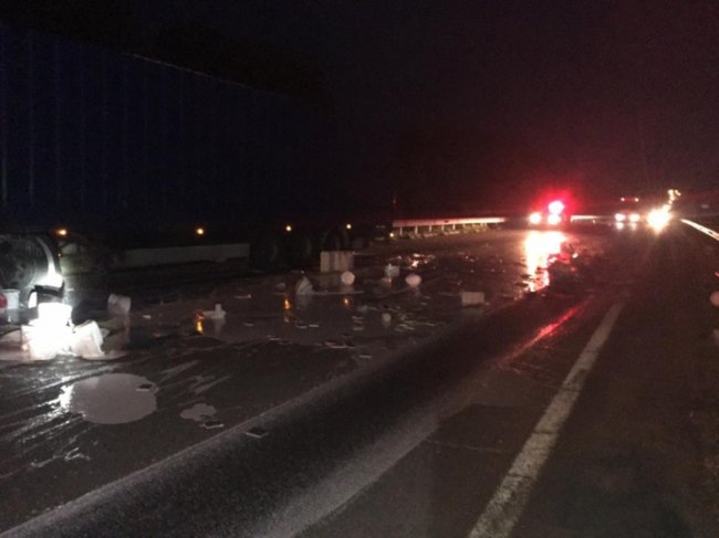 Внаслідок аварії на Рівненщині дорогу залило клеєм ПВА. ФОТО