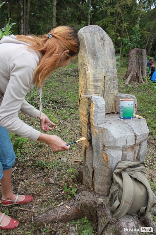 Дерева в луцькому парку перефарбували: почалась акція «Розмалюй фігуру в парку». ФОТО