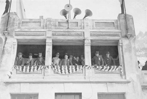 9. ВІП-трибуна, яка за сучасними мірками виглядає досить скромно