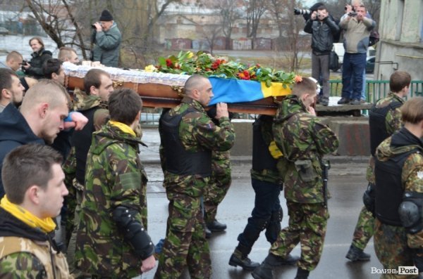 «Герої не вмирають!», – у Луцьку провели в останню путь майданівця. ФОТО. ВІДЕО