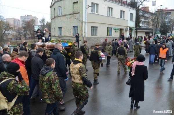 «Герої не вмирають!», – у Луцьку провели в останню путь майданівця. ФОТО. ВІДЕО