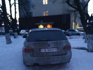 Загадкова машина в центрі Луцька: українські номери «перетворилися» на іноземні