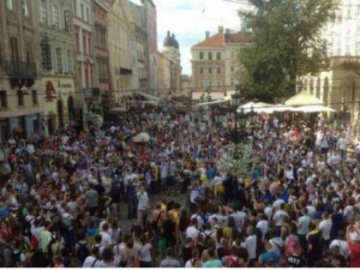 У Львові — марш Єдності фанів «Динамо» та «Шахтаря». НАЖИВО