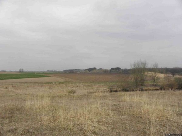 Вид на багатошарове поселення тшинецько-комарівської культури доби бронзи, давньоруського часу ХІ-ХІІІ ст. та пізнього середньовіччя з півдня