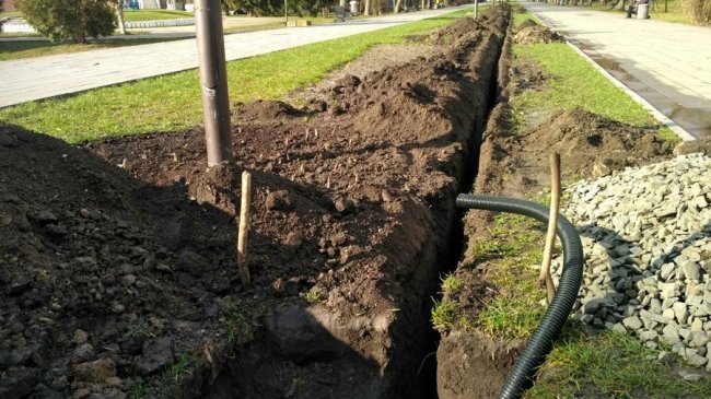 У центральному парку Луцька тривають роботи зі встановлення камер спостереження. ВІДЕО