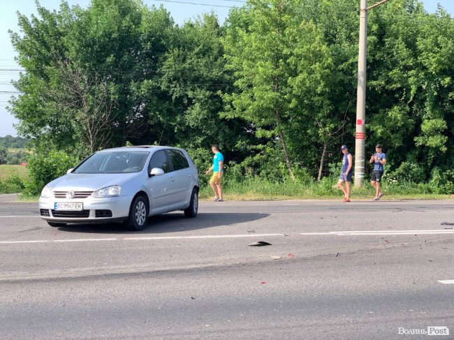 Одну з автівок відкинуло на тротуар: при в'їзді до Луцька – аварія. ФОТО