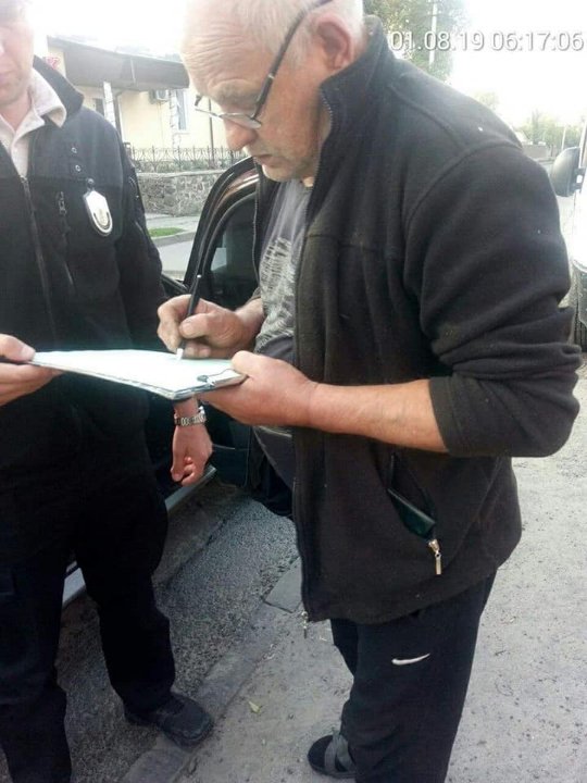 У Луцьку муніципали покарали чоловіка, який «надимів» на вулиці. ФОТО