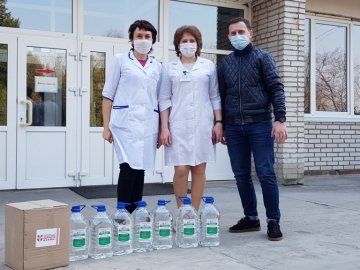 Благодійники передали районним лікарням на Волині 140 літрів антисептиків