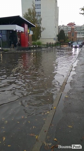 Луцьк поплив: через несправну каналізацію вулиці міста затопило. ФОТО. ВІДЕО