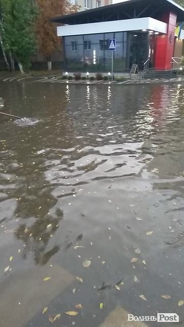 Луцьк поплив: через несправну каналізацію вулиці міста затопило. ФОТО. ВІДЕО