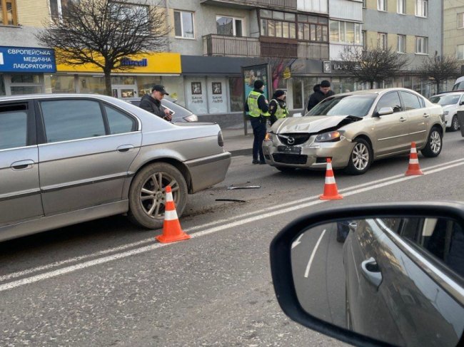 У центрі Луцька зіткнулися Mazda і BMW
