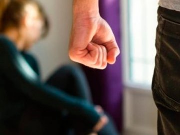 Волинянкам з дітьми, які страждають від домашнього насильства, пропонують звернутись у кризовий центр