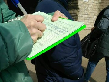 Луцькі муніципали склали протокол на жінку, яка розклеювала рекламу. ФОТО