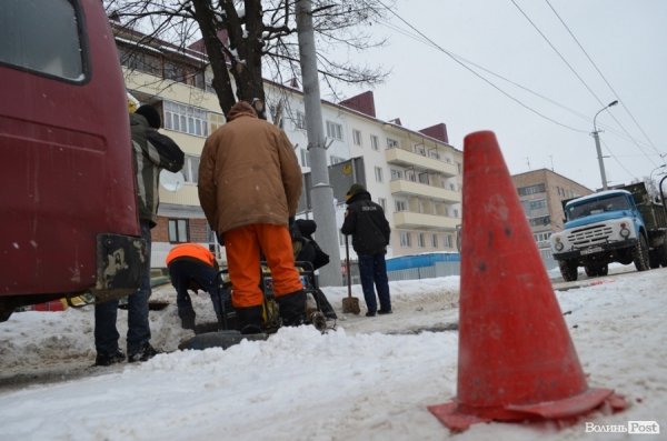 Біля обваленого будинку у Луцьку провалився асфальт. ФОТО