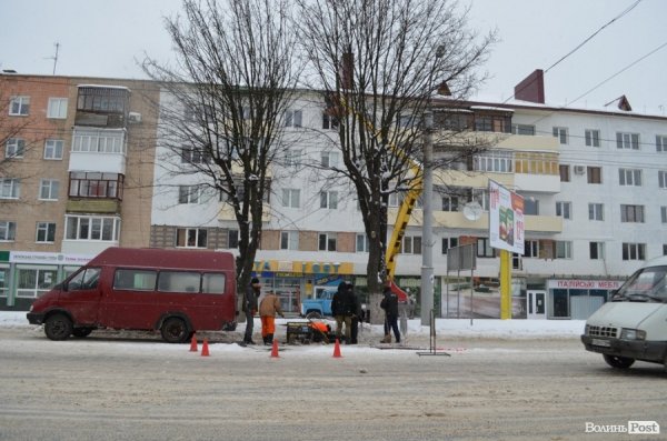 Біля обваленого будинку у Луцьку провалився асфальт. ФОТО