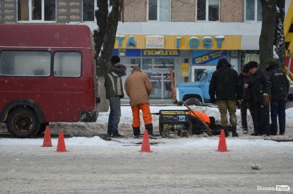 Біля обваленого будинку у Луцьку провалився асфальт. ФОТО