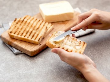 Українцям масово продають фальсифікат масла: як обрати якісний продукт