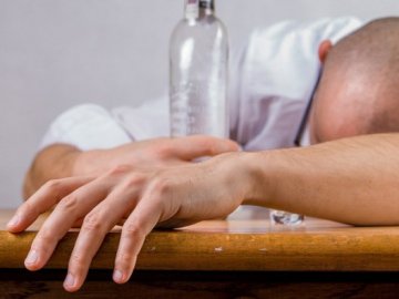 Лежав посеред клубу: на Гряді чоловік напився до втрати пам'яті