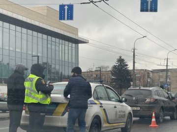 Біля луцького ТЦ трапилася аварія. ФОТО
