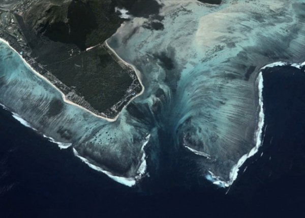 Цю ілюзію створюють піщані відкладення, що тягнуться вздовж узбережжя острову Маврикій. Створюється враження, що під водою знаходиться величезний водоспад 