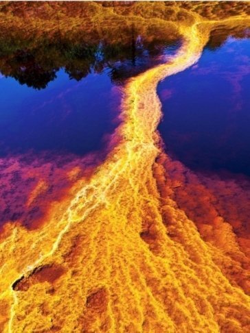 На фотографії не справжній вогняний торнадо (які, насправді існують), а відходи гірських робіт, що пливуть по річці Ріо-Тінто в Іспанії. У результаті робіт, які тривають в регіоні вже кілька століть, річка стала кислотної. Яскравий червоний колір води вих