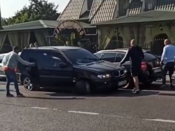 На Волині BMW, в якого відірвалося колесо, втаранився у припарковані авто. ВІДЕО