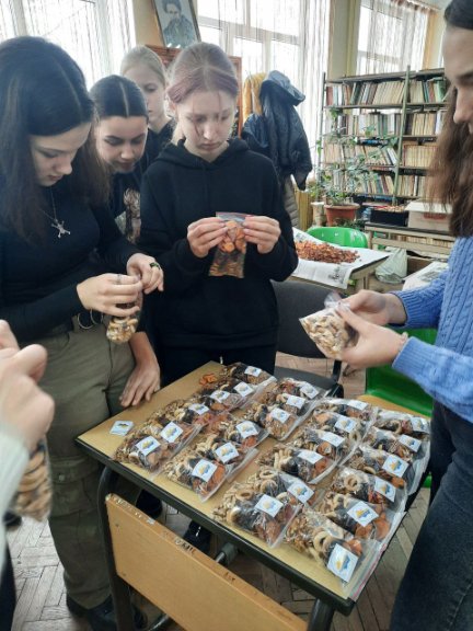 Школярі на Волині зібрали для ЗСУ окопні свічки і енергетичні набори