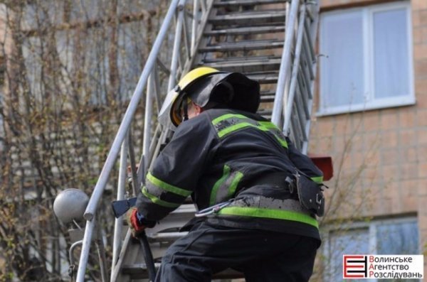 У Луцьку пожежа: п’яний мешканець квартири заснув з запаленою цигаркою. ФОТО 