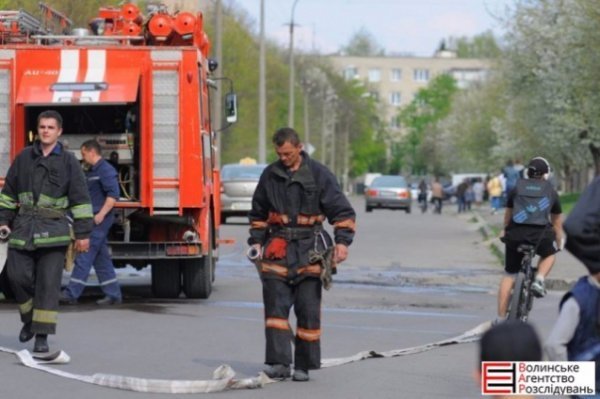 У Луцьку пожежа: п’яний мешканець квартири заснув з запаленою цигаркою. ФОТО 