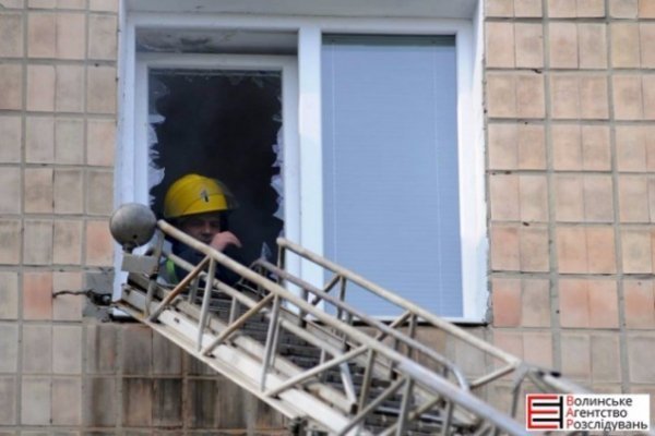 У Луцьку пожежа: п’яний мешканець квартири заснув з запаленою цигаркою. ФОТО 